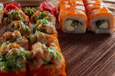 Suşi ahşap bir masaya yakın yuvarlanır.