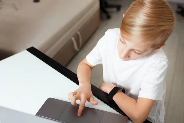 Uma Criança Com Laptop Treinamento Line Casa Quarentena — Fotografia de Stock