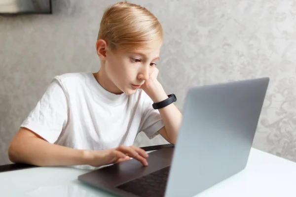 Uma Criança Com Laptop Executa Lição Casa Para Treinamento Online — Fotografia de Stock