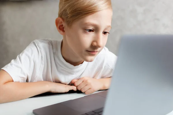 Uma Criança Com Laptop Treinamento Line Casa Quarentena — Fotografia de Stock