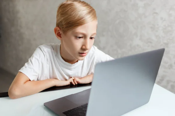 Uma Criança Com Laptop Treinamento Line Casa Quarentena — Fotografia de Stock