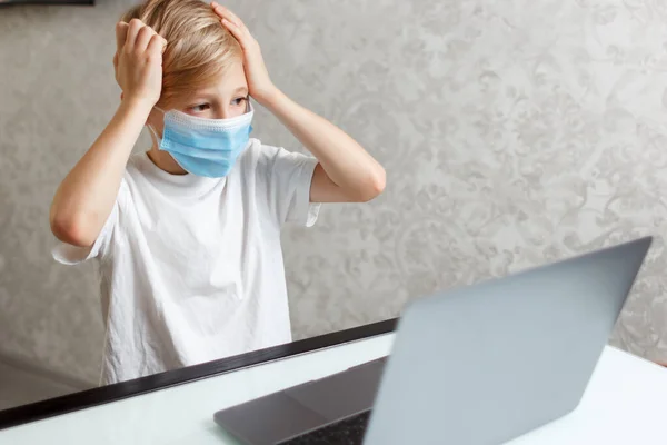 Een Kind Met Een Medisch Masker Met Een Laptop Voert — Stockfoto