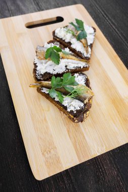 Tahtada lahanalı sandviçler.