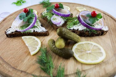 Tahtada limon peynirli ve soğanlı sandviçler.