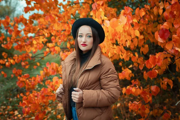 Chica Una Chaqueta Sombrero Otoño Parque — Foto de Stock