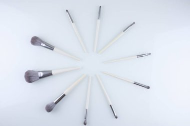 İzole edilmiş arkaplanda beyaz makyaj fırçaları