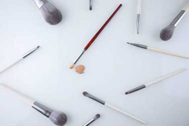 Makyaj fırçalarının arka planı ve yüz için bir damla vakıf