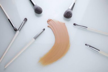 Makyaj vakfının iftirası ve beyaz arka plan fırçası