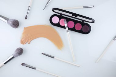 Makyaj gölgesi paleti fırçalar ve vakfın lekesi