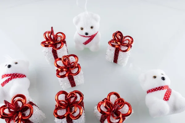 Árbol Navidad Juguete Oso Blanco Cerca Cajas Regalo Navidad Con — Foto de Stock