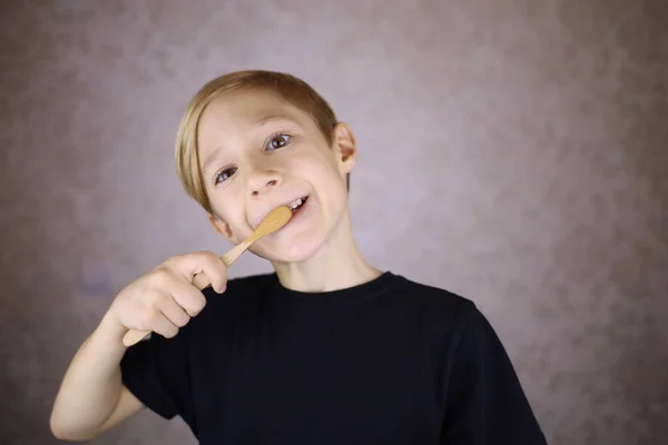 Jongen Poetst Zijn Tanden Met Eco Borstel Gemaakt Van Natuurlijk — Stockfoto