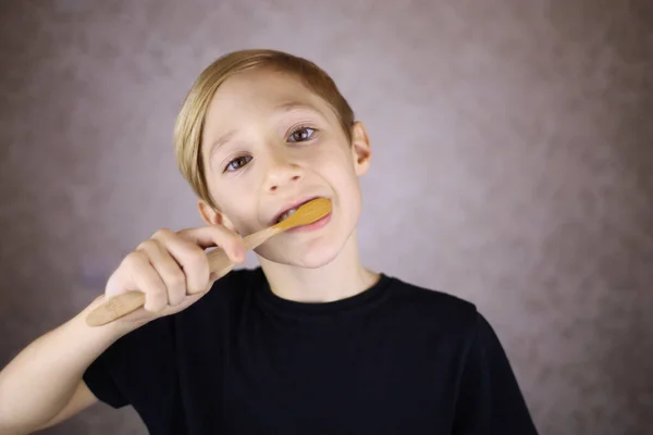 Ragazzo Con Una Shirt Nera Lava Denti — Foto Stock