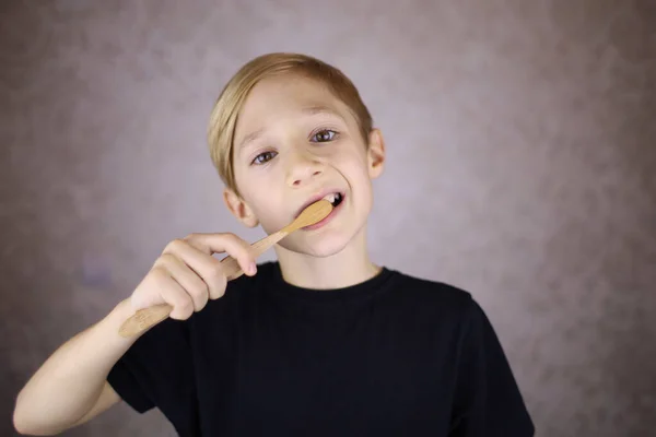 Siyah Tişörtlü Bir Çocuk Dişlerini Fırçalıyor — Stok fotoğraf