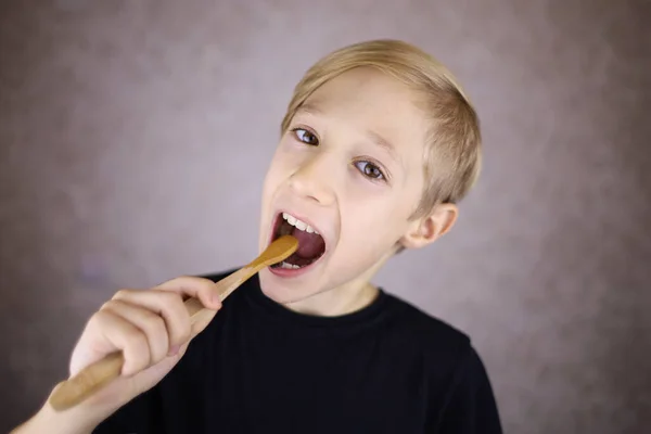 Küçük Çocuk Dişlerini Fırçalıyor — Stok fotoğraf