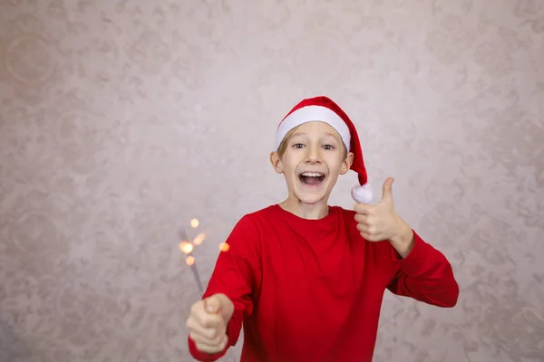 Menino Alegre Uma Jaqueta Vermelha Chapéu Papai Noel Com Brilhos — Fotografia de Stock