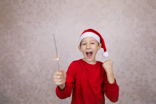 Noel Baba Şapkalı Mutlu Çocuk Maytaplı Noel Tatilinin Tadını Çıkarıyor — Stok fotoğraf