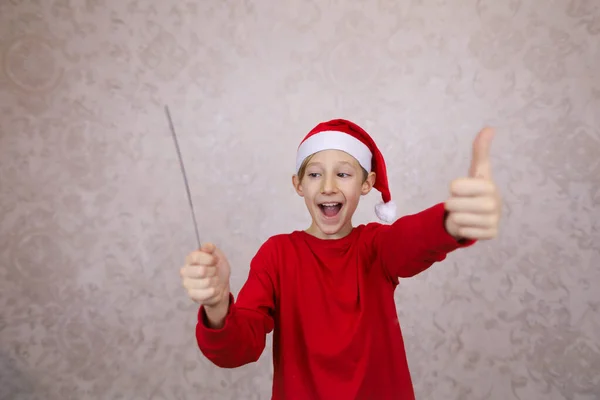 Счастливый Мальчик Шляпе Санта Клауса Бенгальскими Огнями Наслаждается Рождественскими Праздниками — стоковое фото