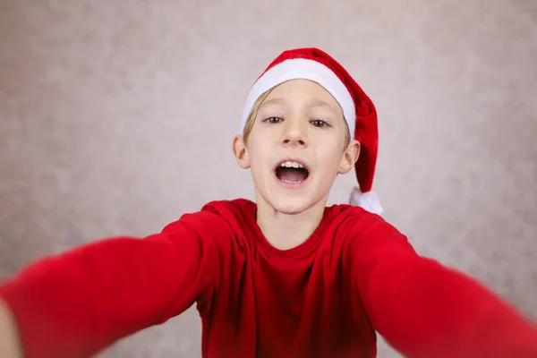 Мальчик Красный Пиджак Шляпа Санты — стоковое фото