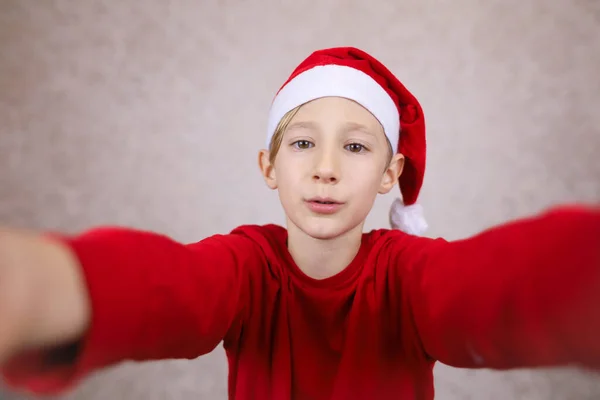 Menino Casaco Vermelho Chapéu Santa — Fotografia de Stock