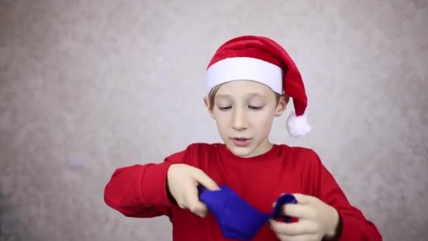 Pojke Tomte Hatt Bär Skyddande Mask Karantän För Julhelgen — Stockvideo