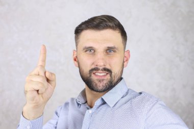 İşareti parmaklarıyla gösteren adam