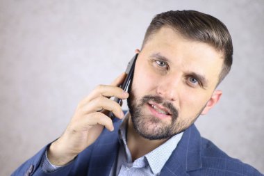 Elinde telefon olan bir işadamı önemli davaları çözer.