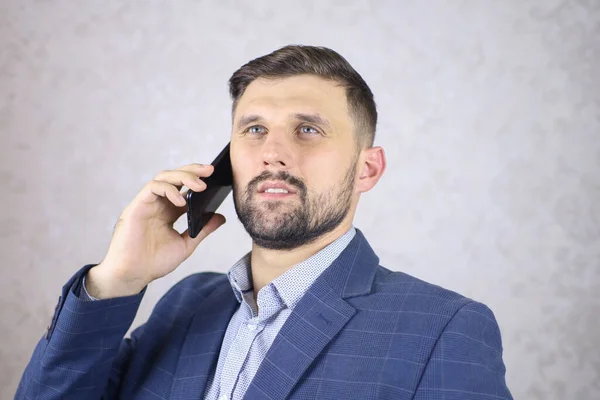 Uomo Affari Con Telefono Mano Sta Negoziando — Foto Stock