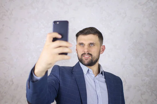 Uomo Affari Con Telefono Mano Prende Una Foto Selfie — Foto Stock