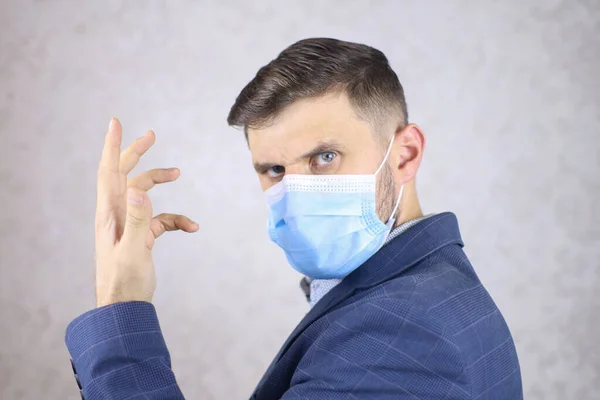 Een Man Met Een Medisch Masker Toont Handgebaren — Stockfoto