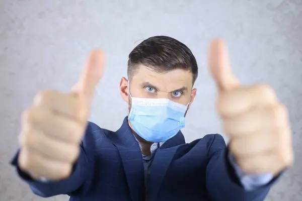 Een Man Met Een Medisch Masker Toont Duimen Omhoog Handgebaren — Stockfoto