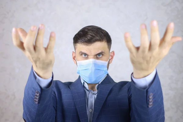 Een Man Met Een Medisch Masker Toont Handgebaren — Stockfoto