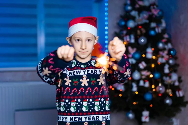 Chłopiec Girlandą Tle Lampek Świątecznych — Zdjęcie stockowe