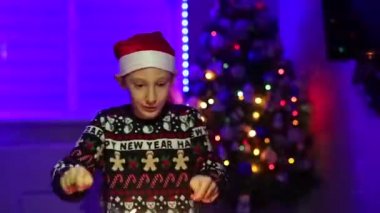 Ellerinde maytap olan bir çocuk yeni yıl arkaplanında dans ediyor.