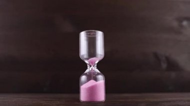 Pembe kumlu kum saati.