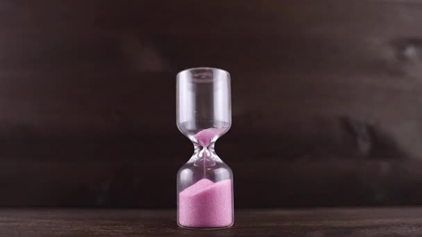 ピンク色の砂の砂時計 — ストック動画