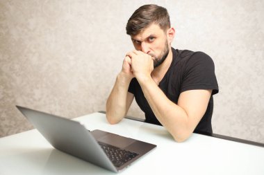 bilgisayar başında çalışan şaşırmış kişi