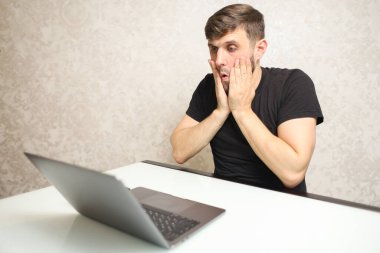 bilgisayar başında çalışan şaşırmış kişi