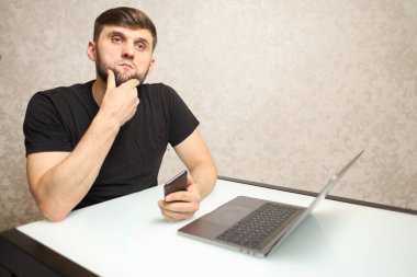 Bilgisayarın başında oturan kişi önemli görevleri düşünür.