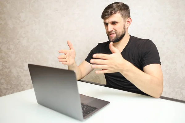Een Man Een Zwart Shirt Zit Achter Een Laptop — Stockfoto