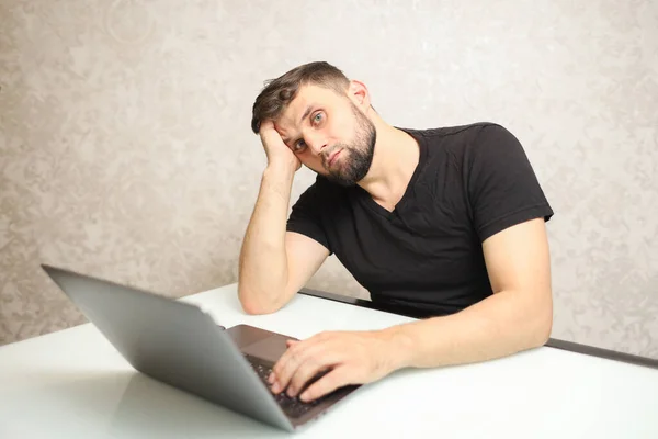 Een Man Moe Van Het Werken Een Laptop — Stockfoto