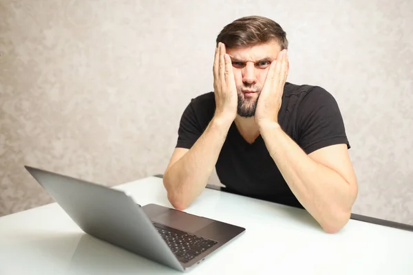 Verrast Persoon Die Werkt Een Computer — Stockfoto