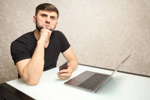 Uma Pessoa Sentada Laptop Está Pensando Tarefas Importantes — Fotografia de Stock