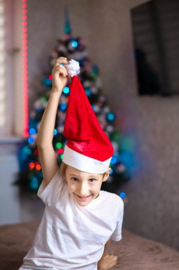 Noel Baba şapkalı bir çocuk.