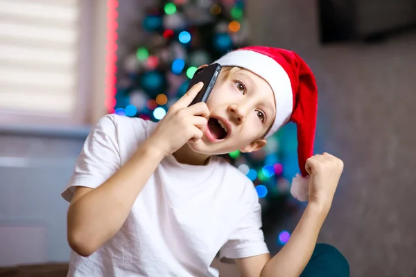 Uma Criança Chapéu Natal Papai Noel Está Falando Telefone Com — Fotografia de Stock