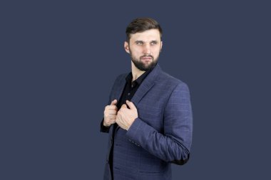 İş adamı. Mavi takım elbiseli sakallı bir adam.