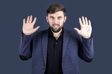 Mavi elbiseli adam avuçlarını kaldırdı.