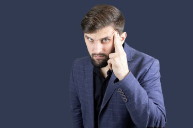 Mavi takım elbiseli bir işadamı