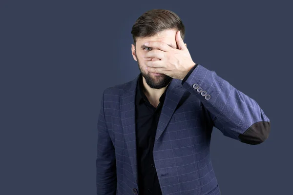 Skäggig Man Blå Kostym Täckte Sina Ögon Med — Stockfoto