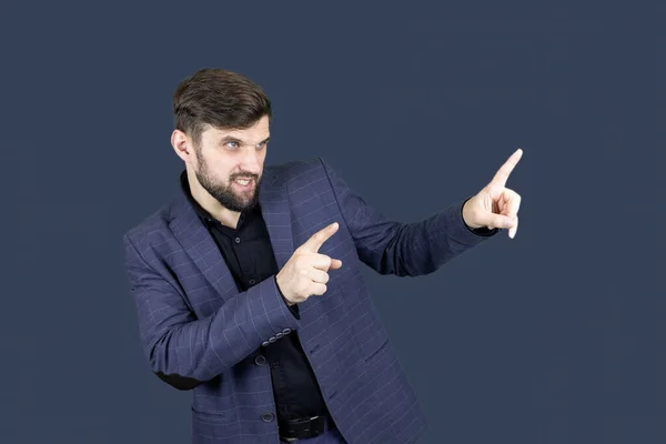 Snygg Man Med Skägg Blå Kostym Visar Riktningen Med Båda — Stockfoto