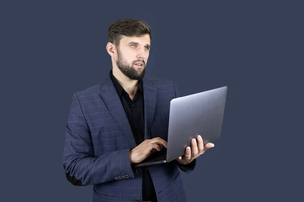 Hombre Negocios Con Traje Azul Sostiene Una Computadora Portátil —  Fotos de Stock